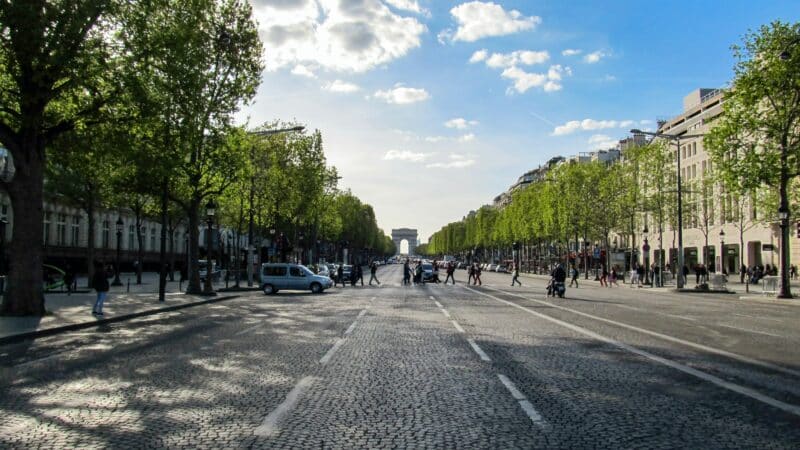 Promenade verte sur les Champs-Élysées : jardins cachés, terrasses et coins photo